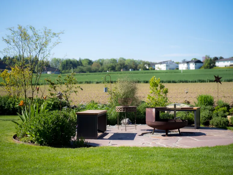 Garten mit Grillstelle